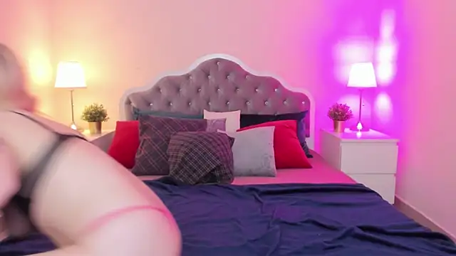 Snapshot of CamillaDreamer chatting on November 7, 6:19 pm CamillaDreamer online show from November 7, 6:19 pm