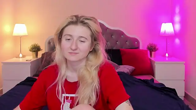 Snapshot of CamillaDreamer chatting on November 17, 10:15 pm CamillaDreamer online show from November 17, 10:15 pm