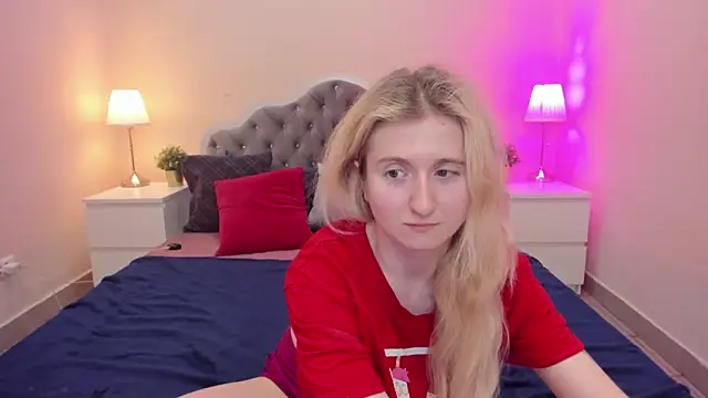 Snapshot of CamillaDreamer chatting on November 18, 6:01 pm CamillaDreamer online show from November 18, 6:01 pm