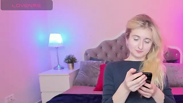 Snapshot of CamillaDreamer chatting on November 27, 4:42 pm CamillaDreamer online show from November 27, 4:42 pm