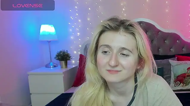 Snapshot of CamillaDreamer chatting on December 1, 6:35 pm CamillaDreamer online show from December 1, 6:35 pm