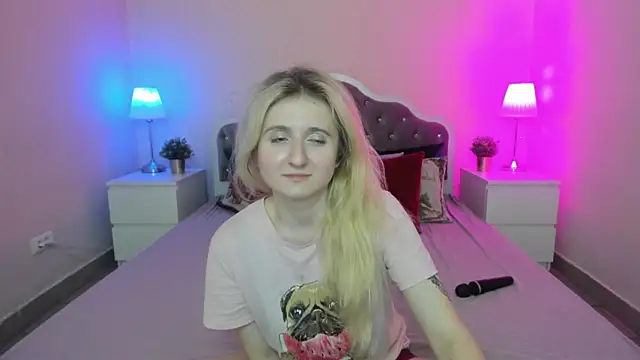 Snapshot of CamillaDreamer chatting on December 3, 5:33 pm CamillaDreamer online show from December 3, 5:33 pm