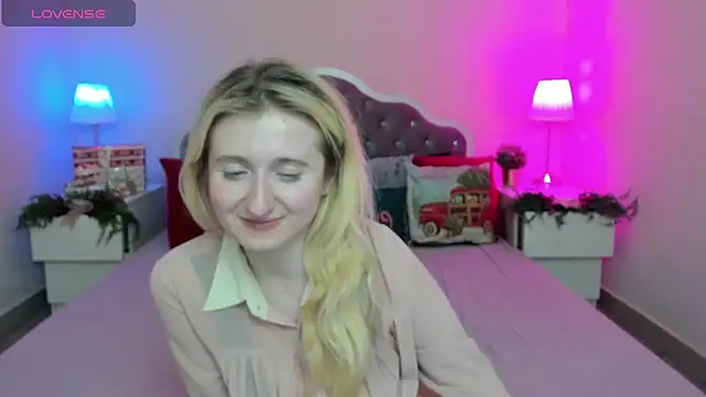 Snapshot of CamillaDreamer chatting on December 5, 8:16 pm CamillaDreamer online show from December 5, 8:16 pm