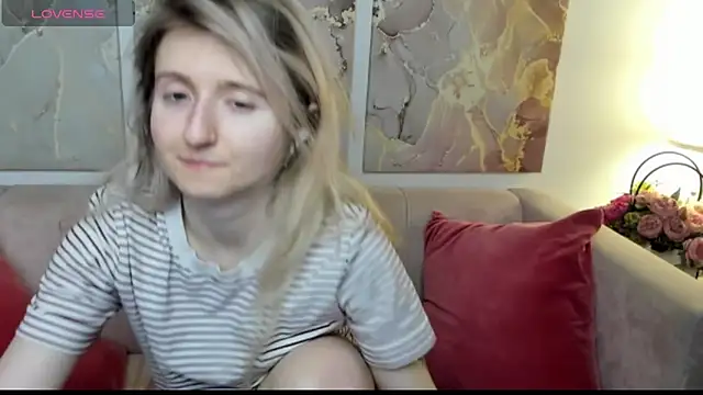 Snapshot of CamillaDreamer chatting on March 29, 11:05 pm CamillaDreamer online show from March 29, 11:05 pm