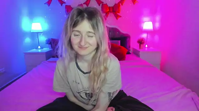 Snapshot of CamillaDreamer chatting on April 1, 10:29 pm CamillaDreamer online show from April 1, 10:29 pm
