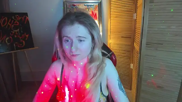 Snapshot of CamillaDreamer chatting on April 2, 4:04 pm CamillaDreamer online show from April 2, 4:04 pm