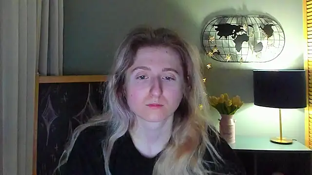 Snapshot of CamillaDreamer chatting on April 3, 10:19 pm CamillaDreamer online show from April 3, 10:19 pm