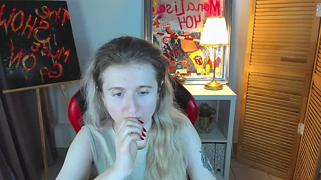 Snapshot of CamillaDreamer chatting on April 6, 4:30 pm CamillaDreamer online show from April 6, 4:30 pm