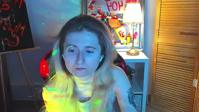Snapshot of CamillaDreamer chatting on April 7, 7:14 pm CamillaDreamer online show from April 7, 7:14 pm