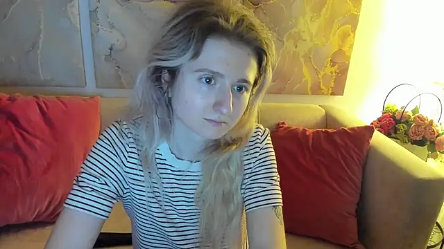 Snapshot of CamillaDreamer chatting on April 8, 8:42 pm CamillaDreamer online show from April 8, 8:42 pm