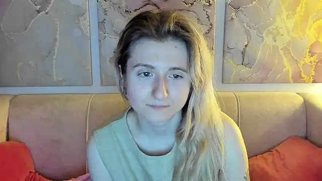 Snapshot of CamillaDreamer chatting on April 18, 11:38 pm CamillaDreamer online show from April 18, 11:38 pm