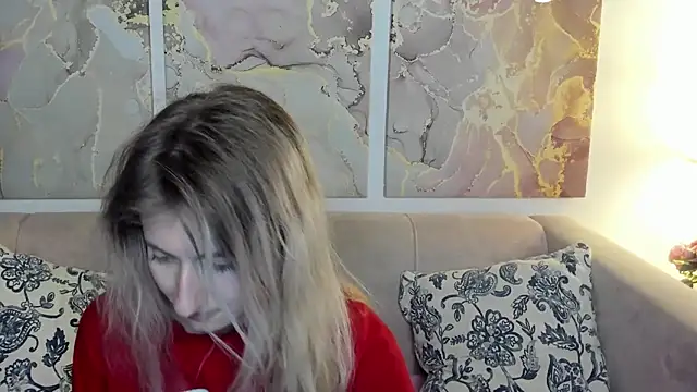 Snapshot of CamillaDreamer chatting on May 19, 10:38 pm CamillaDreamer online show from May 19, 10:38 pm