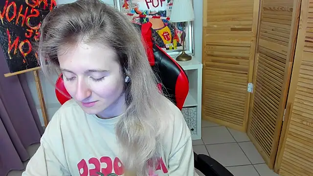Snapshot of CamillaDreamer chatting on July 9, 10:36 pm CamillaDreamer online show from July 9, 10:36 pm