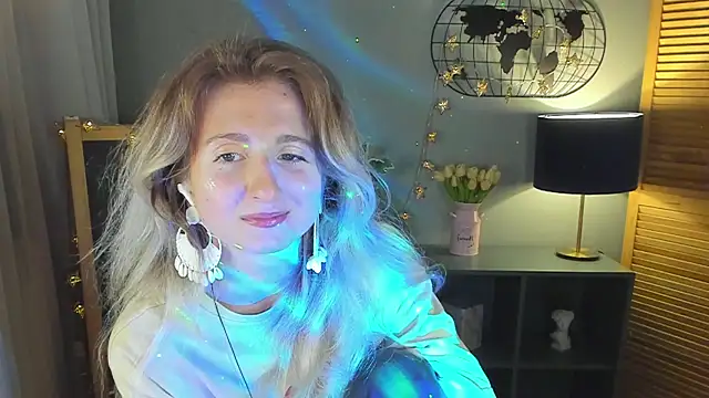 Snapshot of CamillaDreamer chatting on July 15, 11:04 am CamillaDreamer online show from July 15, 11:04 am