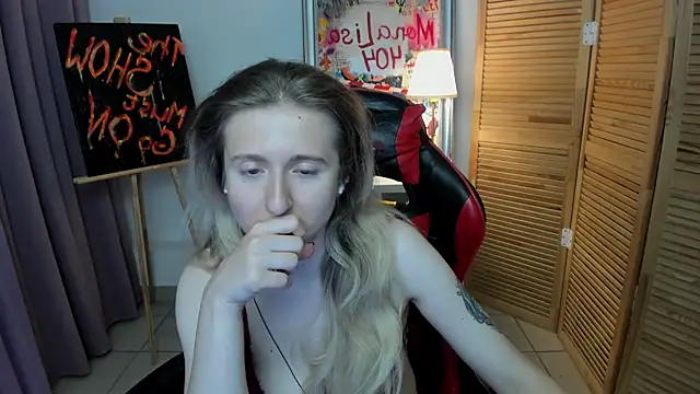 Snapshot of CamillaDreamer chatting on July 22, 5:05 pm CamillaDreamer online show from July 22, 5:05 pm