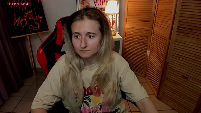 Snapshot of CamillaDreamer chatting on August 1, 4:28 pm CamillaDreamer online show from August 1, 4:28 pm