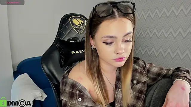 KarinaBroks online show from November 12, 1:00 pm