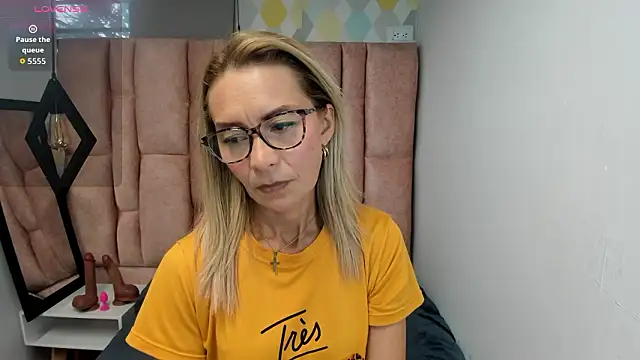 Issa Milf   online show from March 2, 1:18 pm