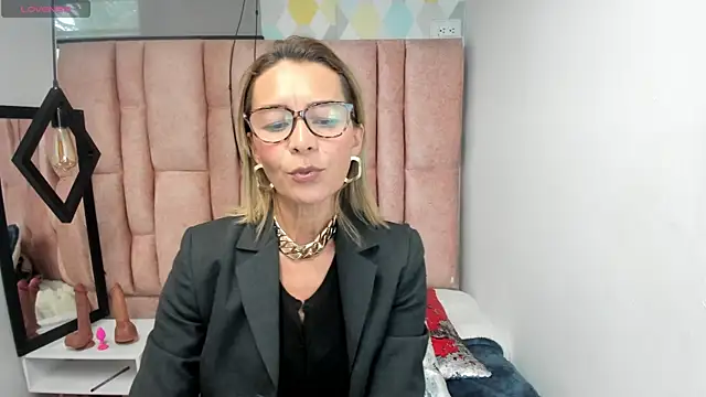 Issa Milf   online show from April 27, 4:49 pm