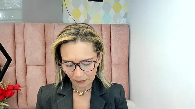 Issa Milf   online show from June 19, 4:22 pm