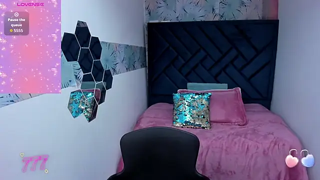 Snapshot of Valery_More__ chatting on April 21, 1:06 pm Valery More online show from April 21, 1:06 pm