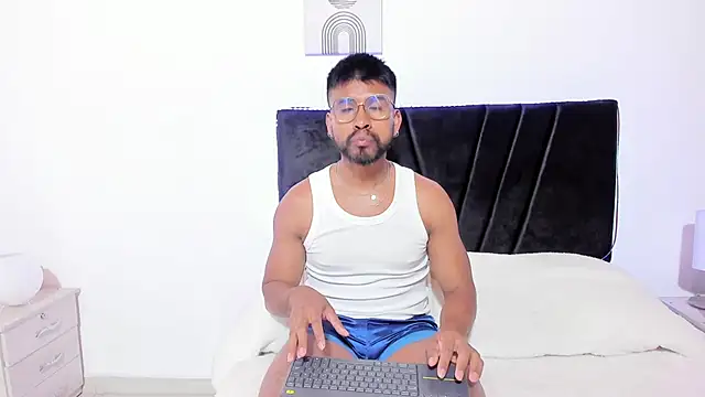 Taylormaccurdy  online show from November 4, 2:27 pm