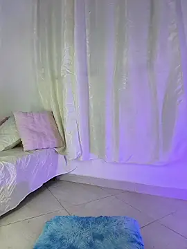 Snapshot of In-Ur-dreams chatting on October 18, 10:32 pm In-Ur-dreams online show from October 18, 10:32 pm