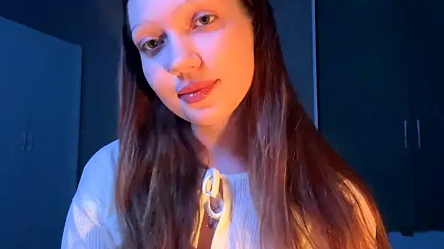 EmiIyKitty online show from October 6, 7:55 pm