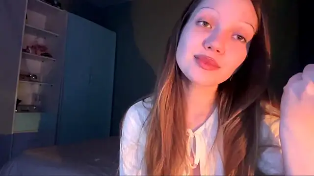 EmiIyKitty online show from October 18, 8:31 pm