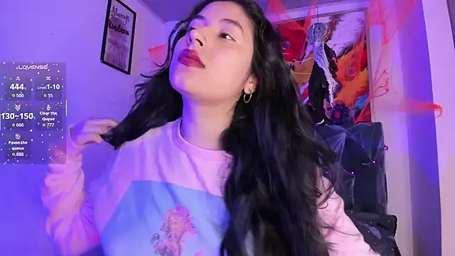 Snapshot of violet_blaze chatting on November 3, 11:11 am violet blaze online show from November 3, 11:11 am