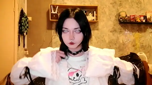 Snapshot of Beeping_Creature chatting on October 22, 5:45 pm Beeping Creature online show from October 22, 5:45 pm