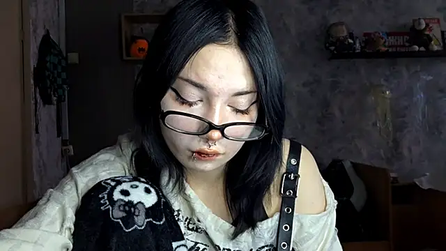 Snapshot of Beeping_Creature chatting on December 3, 7:27 am Beeping Creature online show from December 3, 7:27 am