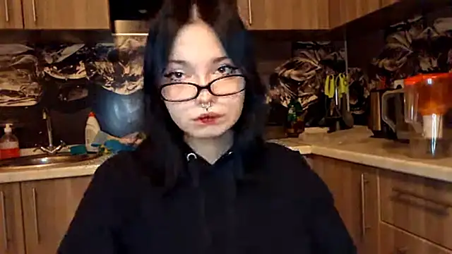 Snapshot of Beeping_Creature chatting on February 20, 10:10 pm Beeping Creature online show from February 20, 10:10 pm