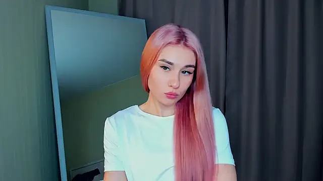 Snapshot of MinaRuzzo chatting on December 5, 5:49 am MinaRuzzo online show from December 5, 5:49 am