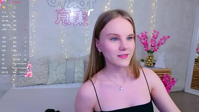 Snapshot of Lili_Lohan chatting on April 10, 5:01 am Lili Lohan online show from April 10, 5:01 am