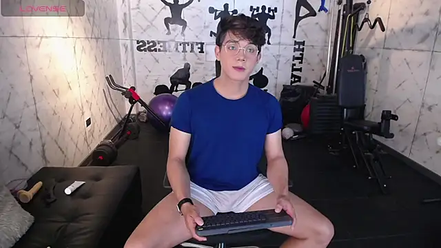 Snapshot of DyllanCooper chatting on December 18, 12:33 pm DyllanCooper online show from December 18, 12:33 pm