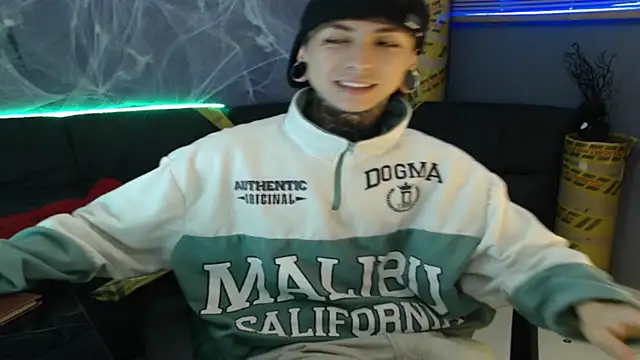 Snapshot of Kuregari_xs chatting on October 26, 4:29 am Kuregari xs online show from October 26, 4:29 am