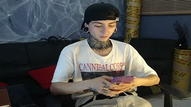 Snapshot of Kuregari_xs chatting on October 27, 1:42 am Kuregari xs online show from October 27, 1:42 am