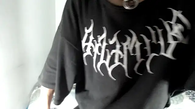 Snapshot of Kuregari_xs chatting on December 15, 1:43 am Kuregari xs online show from December 15, 1:43 am