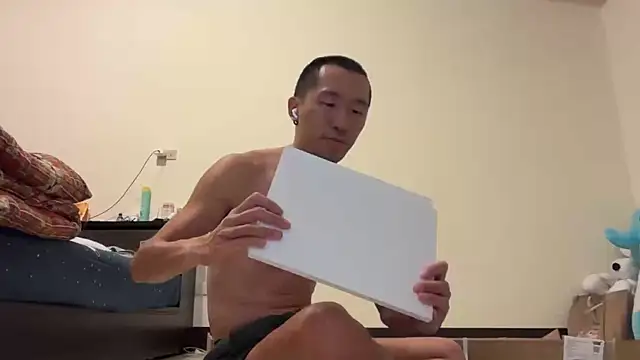 Snapshot of mrcaiziv chatting on February 14, 8:27 pm mrcaiziv online show from February 14, 8:27 pm