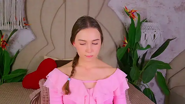 Snapshot of OliviaLay chatting on November 18, 5:28 pm OliviaLay online show from November 18, 5:28 pm