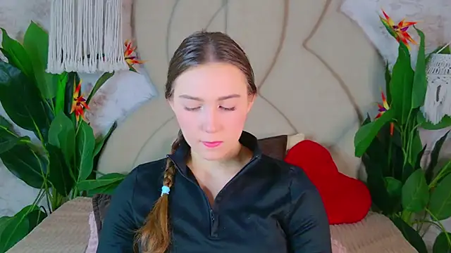 Snapshot of OliviaLay chatting on November 20, 6:35 am OliviaLay online show from November 20, 6:35 am