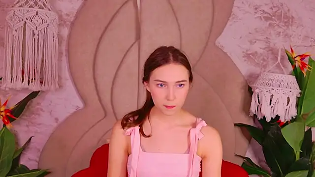 Snapshot of OliviaLay chatting on December 4, 11:30 am OliviaLay online show from December 4, 11:30 am