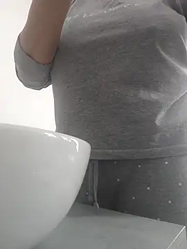 Snapshot of sexyguenda chatting on November 8, 8:25 am sexyguenda online show from November 8, 8:25 am