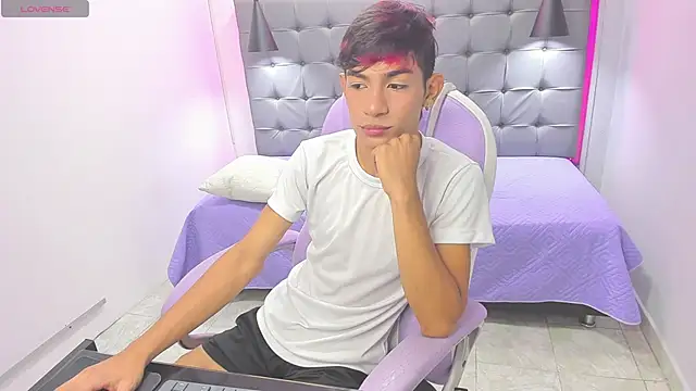 Snapshot of cherub_ chatting on November 23, 12:27 pm cherub online show from November 23, 12:27 pm