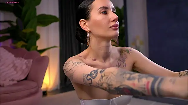 SerenaVelour online show from November 15, 4:25 pm