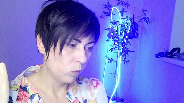 Ashley Brookss online show from December 14, 2:00 pm