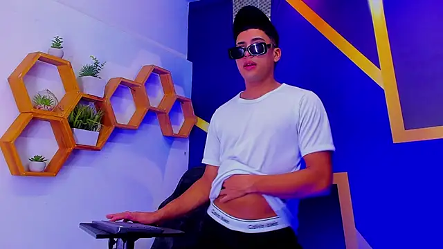 The Boy King online show from October 22, 2:06 pm