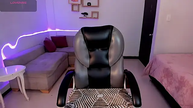 Snapshot of Scarlett__Cooper__ chatting on November 19, 12:27 pm Scarlett Cooper online show from November 19, 12:27 pm