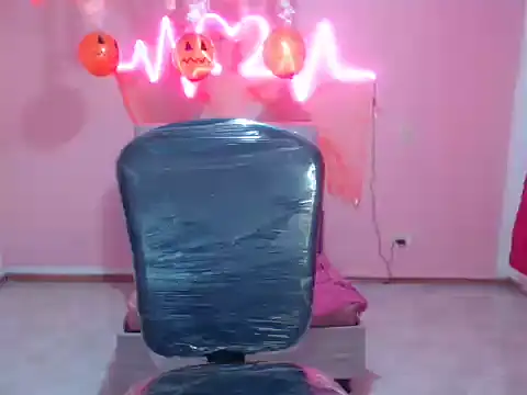 Snapshot of cristal_hills_19 chatting on October 17, 5:15 pm cristal hills 19 online show from October 17, 5:15 pm